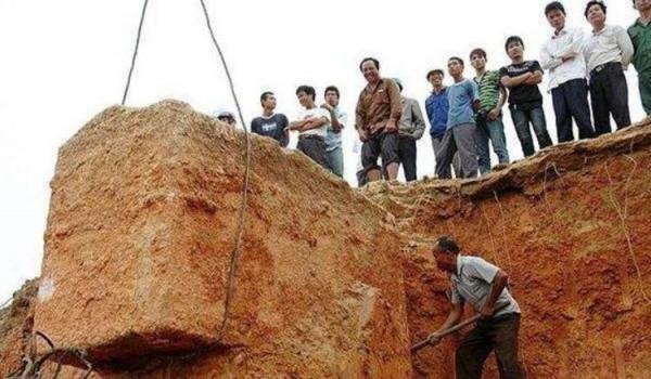 2008年，廣西出土傳說中的七星巨棺，棺內還有&quot;龍鬚&quot;纏繞