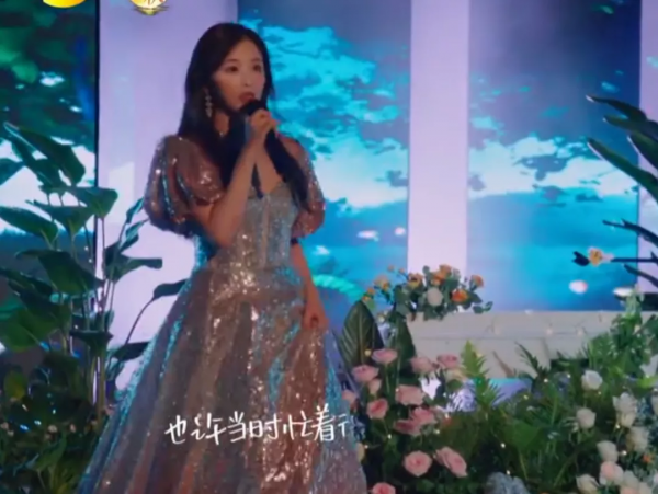 衛視中秋晚會明星造型:張碧晨人魚裙仙氣足,戚薇蓬蓬袖誇張 衛視中秋晚會明星造型:張碧晨人魚裙仙氣足,戚薇蓬蓬袖誇張