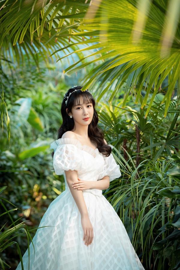 楊紫穿白色露肩長裙秀精緻鎖骨 清新靈動 楊紫穿白色露肩長裙秀精緻鎖骨 清新靈動