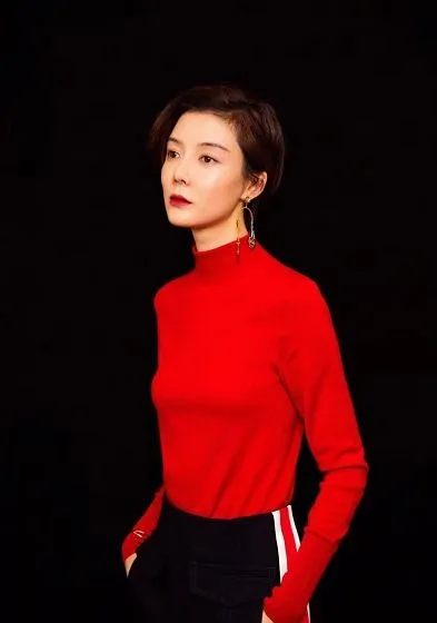 &OpenCurlyDoubleQuote;鐵梅奶奶&rdquo;車毅孫女車曉：端莊典雅溫婉大方（一張與母親合影）