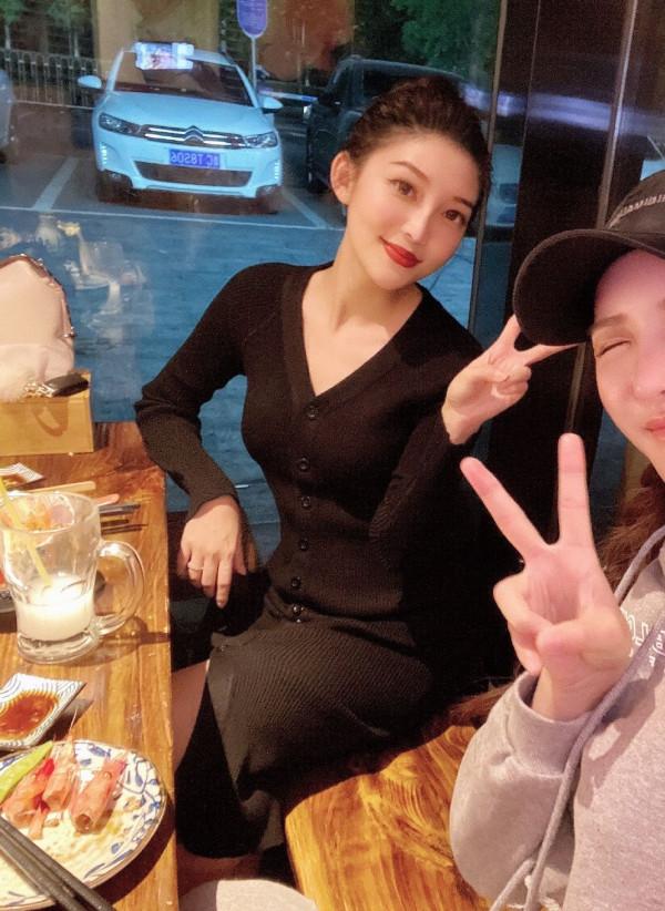 《德雲社》燒餅妻子雖是網紅臉,但穿碎花裙挺淑女,衣品加分了 《德雲社》燒餅妻子雖是網紅臉,但穿碎花裙挺淑女,衣品加分了