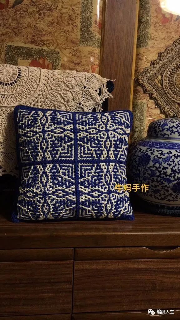 用編織為家中增添美麗，仿青花瓷抱枕欣賞