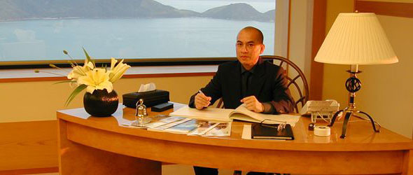 為什麼西哈莫尼國王比帥氣的拉瑪十世還英俊?你看看他生母是誰 為什麼西哈莫尼國王比帥氣的拉瑪十世還英俊?你看看他生母是誰