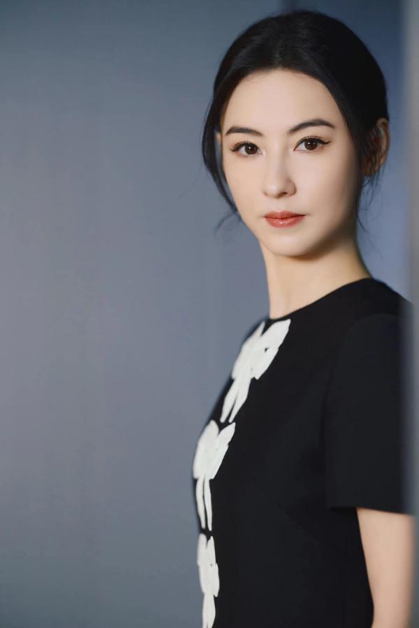 女神胖了後更美了！張柏芝終於變圓潤了，41歲穿小黑裙嫩回少女