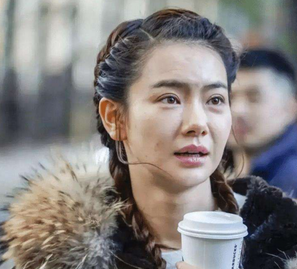 戚薇素顏照曝光，眼袋厚重法令紋深，網友：李承炫看了都要後悔