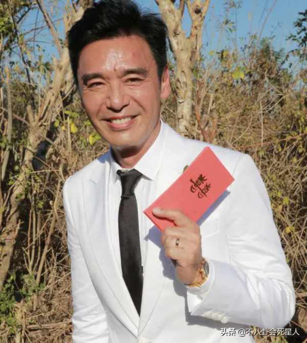 媽媽貌美如花，卻長得像爸的10位星二代，成龍子女都是大鼻子