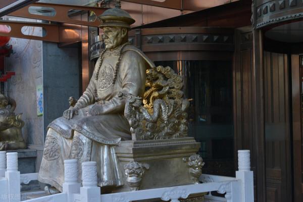 褚英捉住一個形跡可疑的人,努爾哈赤徹夜未眠,決定弄個水落石出 褚英捉住一個形跡可疑的人,努爾哈赤徹夜未眠,決定弄個水落石出