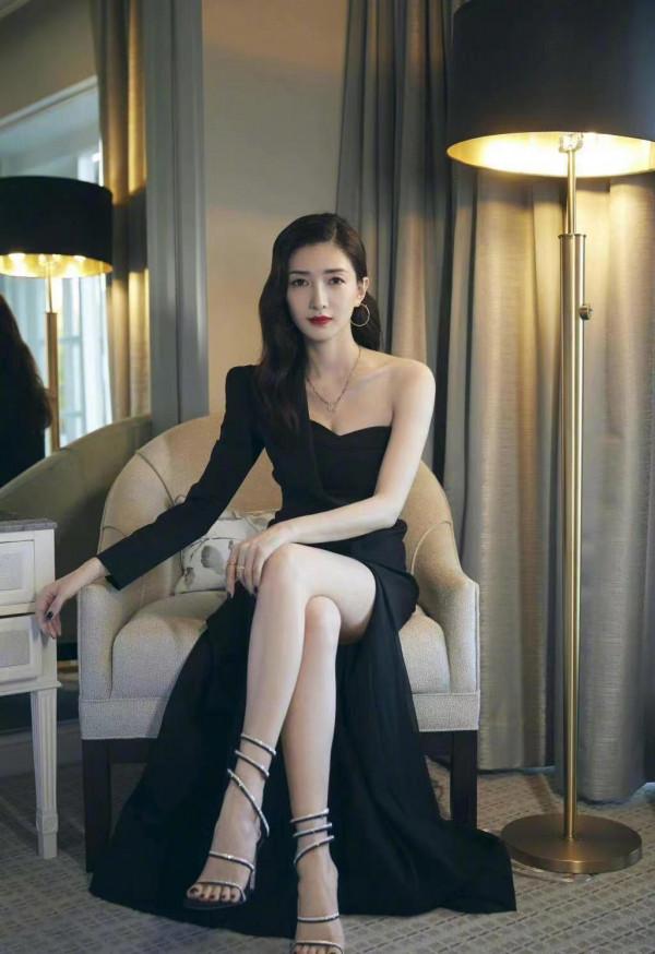 江疏影最新美圖曝光，實在是太漂亮了，美得發光