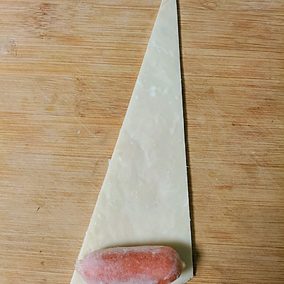 好吃不貴的香腸酥皮卷做法，超級入味，老人小孩都愛吃