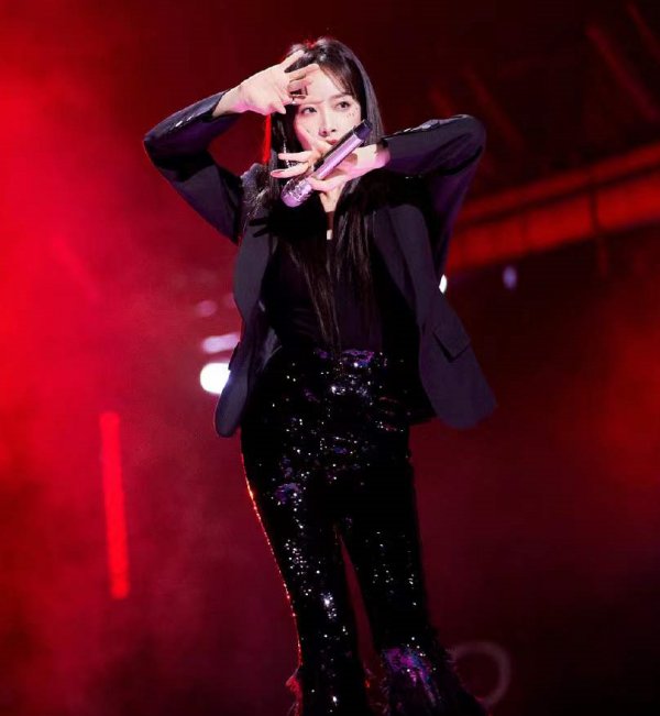 明星跨年禮服太內卷！baby楊冪高定爭鋒，唐嫣快被甩出85花