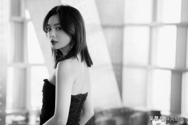 辛芷蕾一襲黑色抹胸長裙,勾勒出身材線,配上流星耳環優雅大氣 辛芷蕾一襲黑色抹胸長裙,勾勒出身材線,配上流星耳環優雅大氣