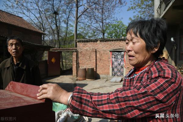 姥姥把我帶大，父親去世後，母親：他是你繼父，是真的愛你