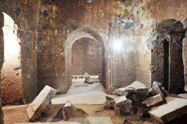 1995年，四川一山丘常年寒氣逼人，考古隊趕來查探