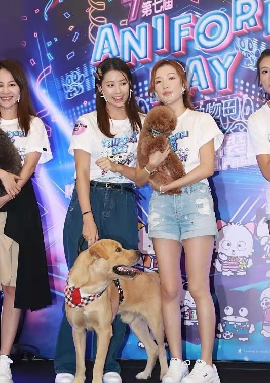 李澤楷小女友罕見亮相，穿T恤牛仔褲像學生妹，溫柔又甜美