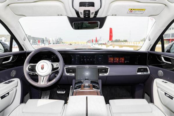 試駕紅旗“狠角色”：邁向新能源高階市場，它勢在必行