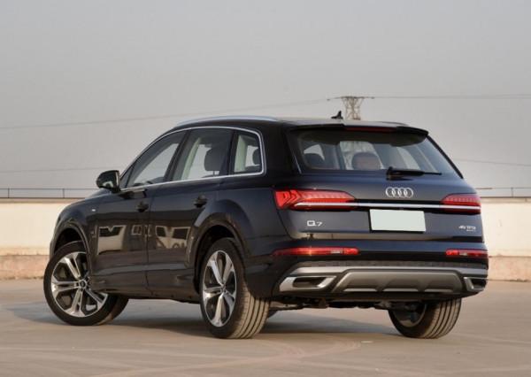 相比起寶馬X5和賓士GLE,奧迪Q7最大的亮點就是68.88萬起 相比起寶馬X5和賓士GLE,奧迪Q7最大的亮點就是68.88萬起