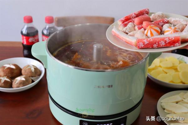 中秋家宴在家吃麻辣火鍋，方便快捷，豐富的食材，實惠又美味