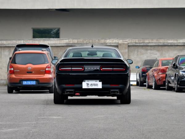 原裝進口配大排量V6，車身尺寸堪比豪華行政轎車，實拍道奇挑戰者