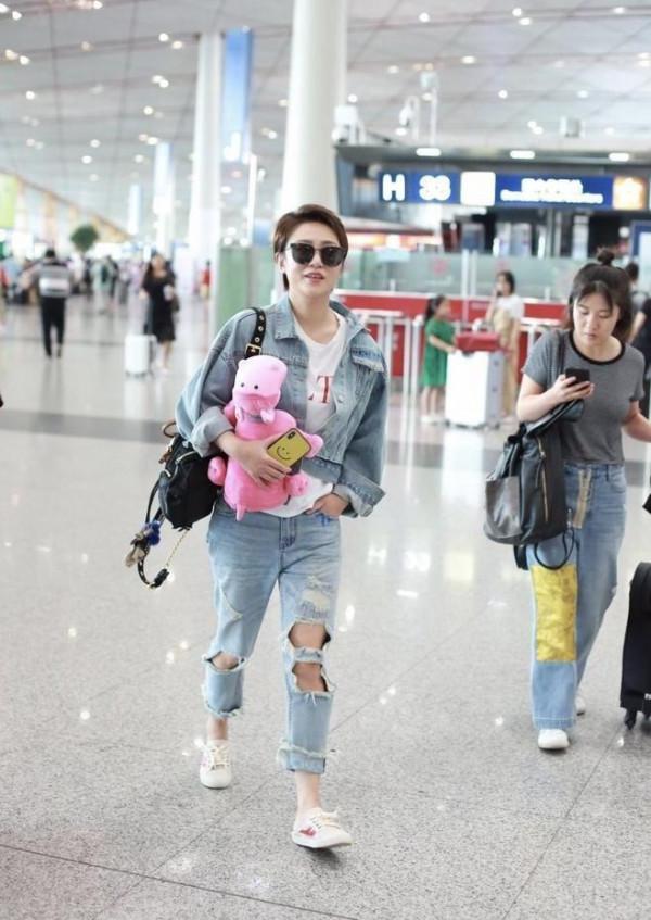 馬麗穿牛仔外套配破洞牛仔褲，盡顯隨性美，簡直就是時髦精本精了