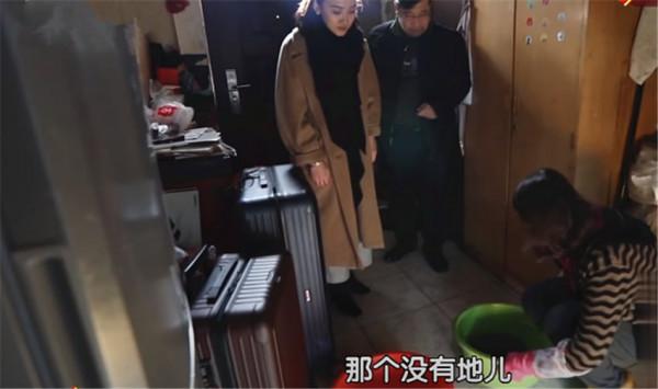 北京1家3口蝸居30㎡一居室,室內全用膠條封著?網友:咋住 北京1家3口蝸居30㎡一居室,室內全用膠條封著?網友:咋住