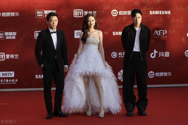 佟麗婭也太仙了吧，穿白色羽毛裙清新別緻，前短後長更顯窈窕精緻