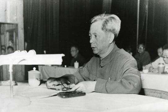 他是方毅，15歲入黨，還在國外工作7年，後官至副總理，活了81歲