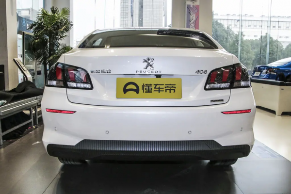 標緻408外觀耐看、底盤紮實，但是降價也賣不動