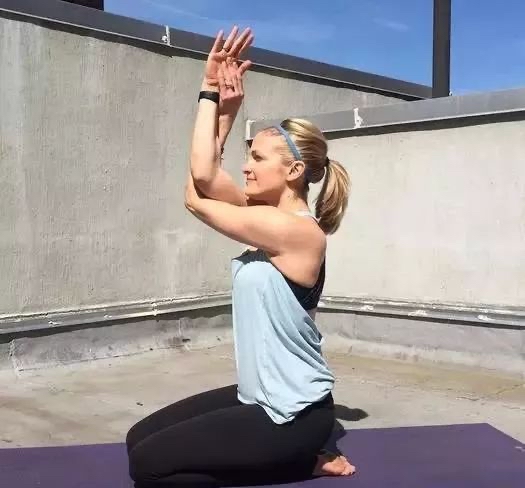 瑜伽鷹式手臂中，一雙手臂纏不上纏不緊怎麼辦？