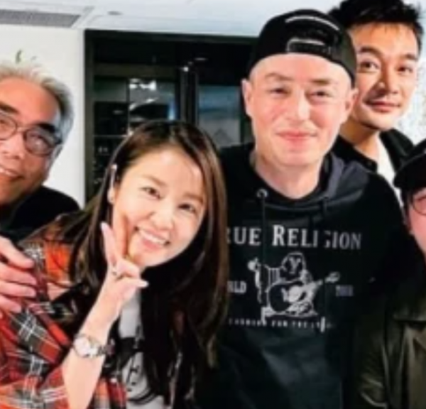 林心如霍建華高調秀恩愛！穿休閒裝參加聚會，再次大爆火氣質好