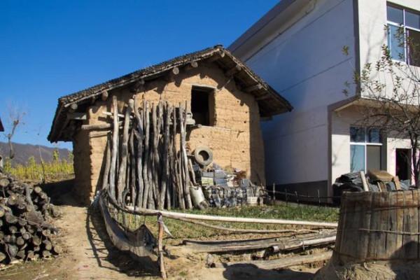 一山一路孤零零一棟老房子，秦嶺鎮安海棠山，山頂還住著一戶人家