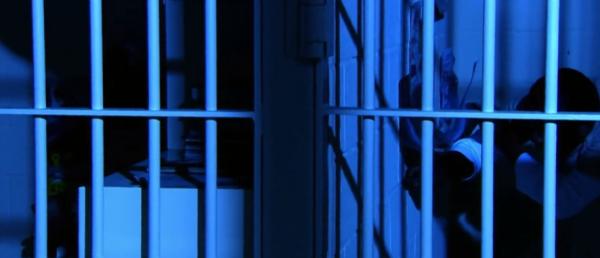 美國囚犯模仿肖申克越獄成功，留下一張紙條，氣得監獄長自盡