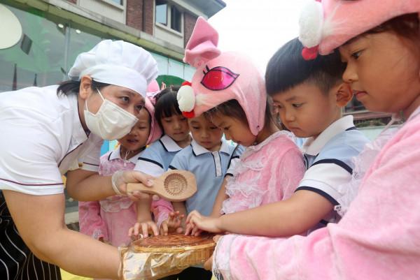 “花兒好 月兒圓”娃娃過中秋