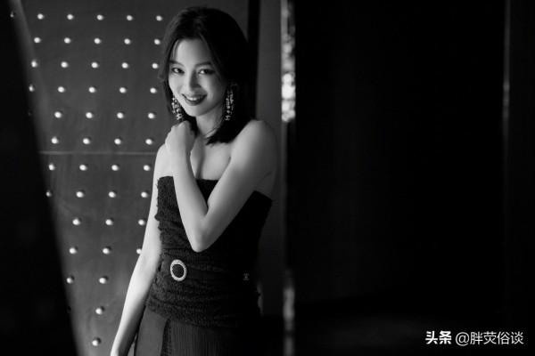 辛芷蕾一襲黑色抹胸長裙,勾勒出身材線,配上流星耳環優雅大氣 辛芷蕾一襲黑色抹胸長裙,勾勒出身材線,配上流星耳環優雅大氣