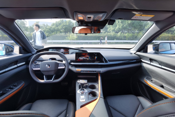 外觀可稱西裝暴徒,內飾媲美法系“獅子王”,長安運動轎跑初體驗 外觀可稱西裝暴徒,內飾媲美法系“獅子王”,長安運動轎跑初體驗