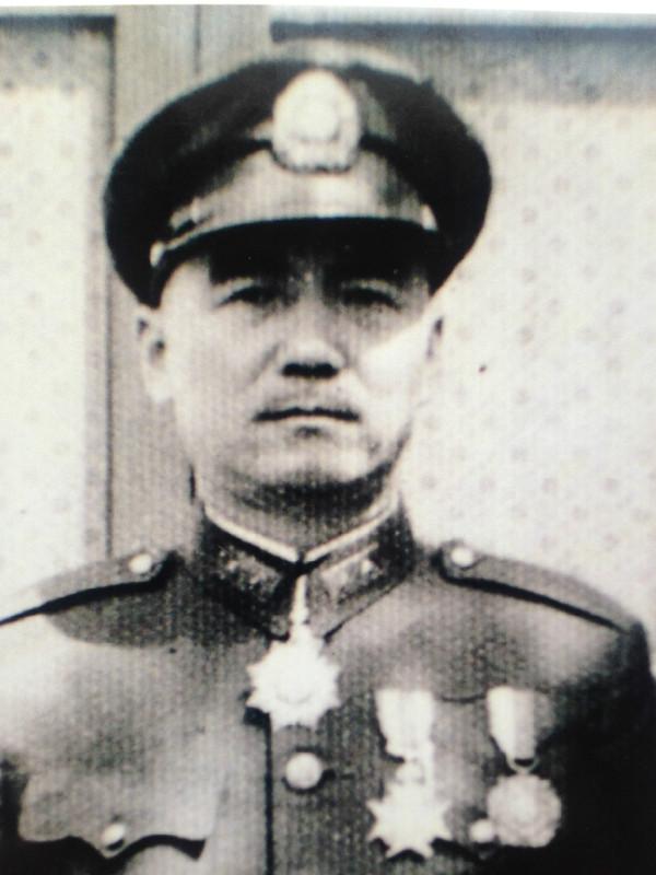 運氣超好的國民黨雜牌軍長，在最後時刻果斷起義，活了96歲