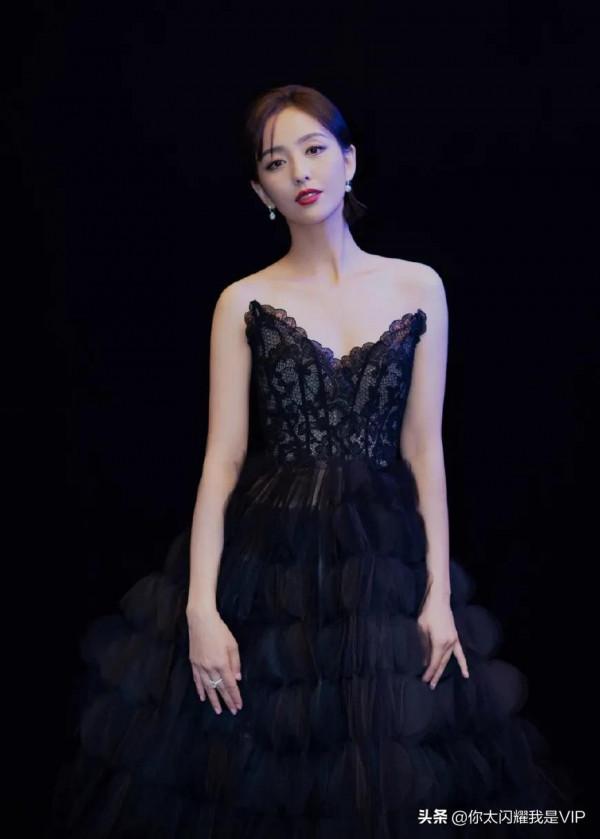 佟麗婭：丫丫天生麗質，高鼻樑、瓜子臉、小虎牙美爆啦