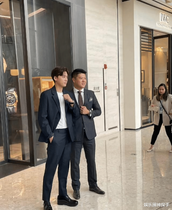 181cm李易峰現身某活動,穿內增高合影,比對方高出一點 181cm李易峰現身某活動,穿內增高合影,比對方高出一點