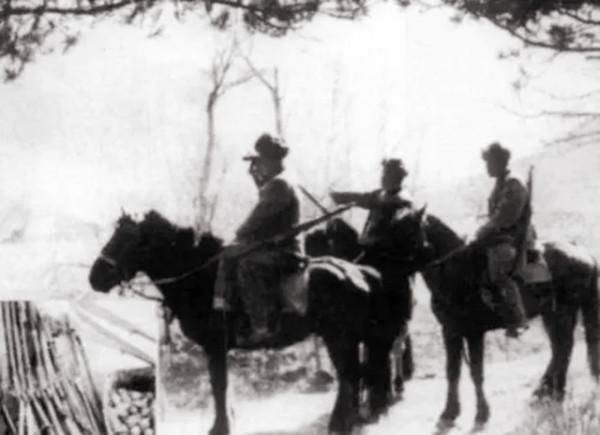 團長擋不住敵軍後逃跑，這個21歲傳令兵站出來：大家聽我的指揮