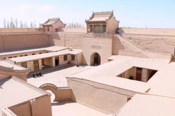 甘肅沙漠邊緣的地主城堡，佔地5085平方米，牆高12米安全係數極高