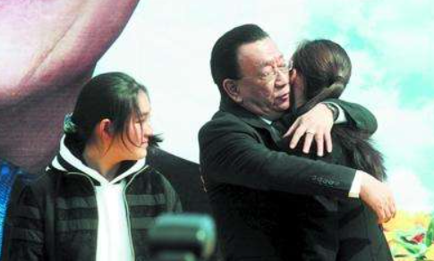 2018年常寶華去世,葬禮上侯耀華帶頭鼓掌牛群缺席,兩人有何恩怨 2018年常寶華去世,葬禮上侯耀華帶頭鼓掌牛群缺席,兩人有何恩怨