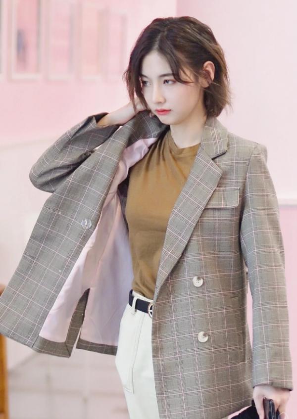 趙粵部落狼少女光影大片，黑色馬甲搭配黑紗長褲，野性又霸氣