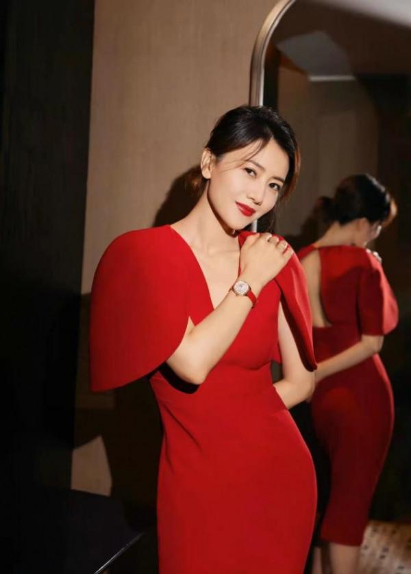 高圓圓也有架子了?出行僱幾十個保鏢陣仗大,濃豔打扮卻難敵老態 高圓圓也有架子了?出行僱幾十個保鏢陣仗大,濃豔打扮卻難敵老態