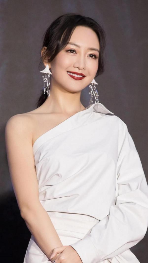 王鷗顏值高、身材佳，一襲白色禮服氣質線上，女人味十足