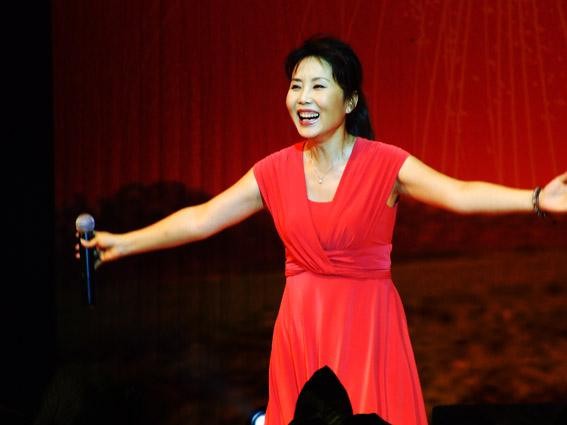 著名歌唱家胡月：嫁給陸劍民，造病歷騙父親，父親去世後泣不成聲