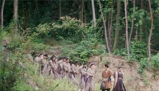 古代押運流放女囚犯,來回幾千里路,為何衙役們爭先恐後搶著去? 古代押運流放女囚犯,來回幾千里路,為何衙役們爭先恐後搶著去?