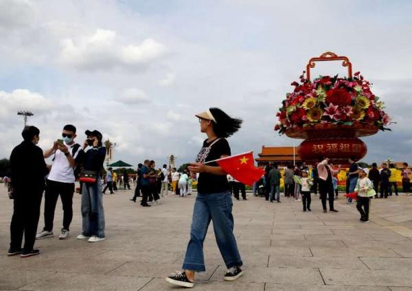 天安門廣場花卉佈置完成 遊客“打卡”合影留念 天安門廣場花卉佈置完成 遊客“打卡”合影留念