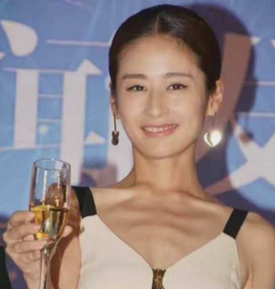 魏晨婚後素顏出鏡變化大！臉頰凹陷眉頭緊皺，嘴唇偏白氣色差