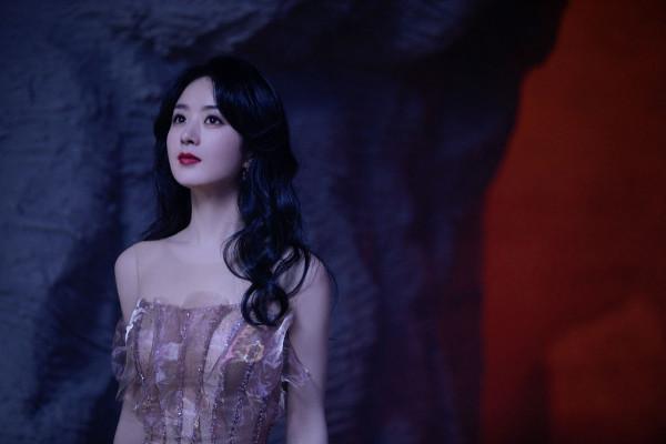 趙麗穎釋出溫柔光影大片 明眸閃耀似點點星光