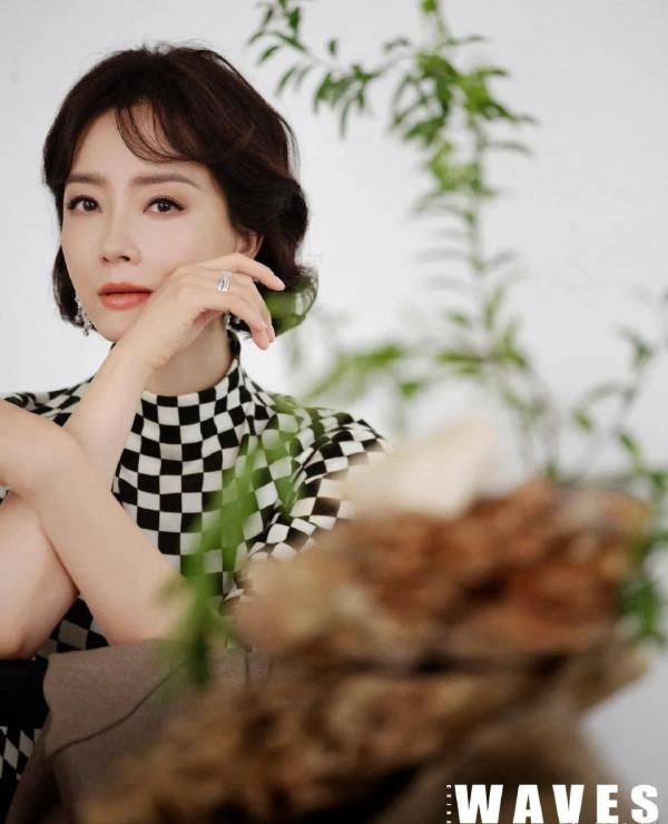 陳數利落的西服套裝都能完美適配,在古風韻味中盡顯俠女風範 陳數利落的西服套裝都能完美適配,在古風韻味中盡顯俠女風範