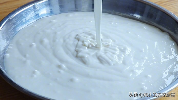 家裡有牛奶跟麵粉就能做的牛奶鬆糕,細膩綿軟,比發糕簡單好吃 家裡有牛奶跟麵粉就能做的牛奶鬆糕,細膩綿軟,比發糕簡單好吃